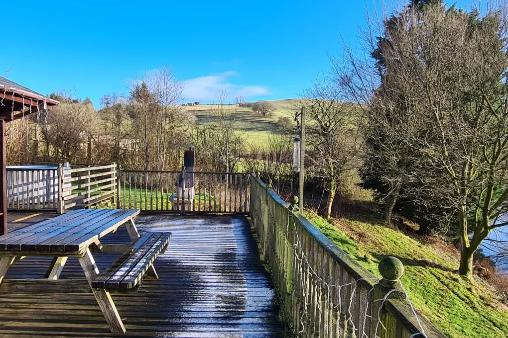 Decking Cefn-nant lodge wintertime