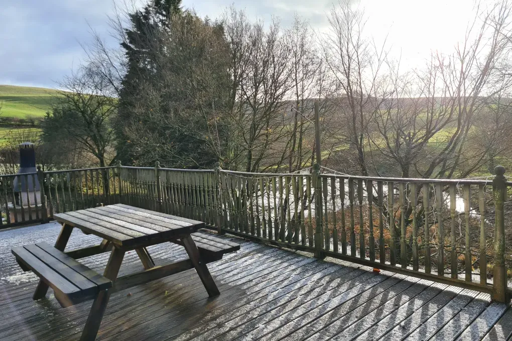 Decking Cefn-nant lodge wintertime