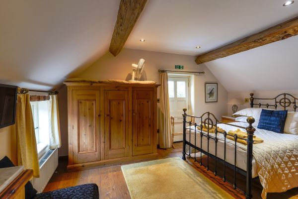 Large Peak District Luxury Cottages sleep 10 to 16