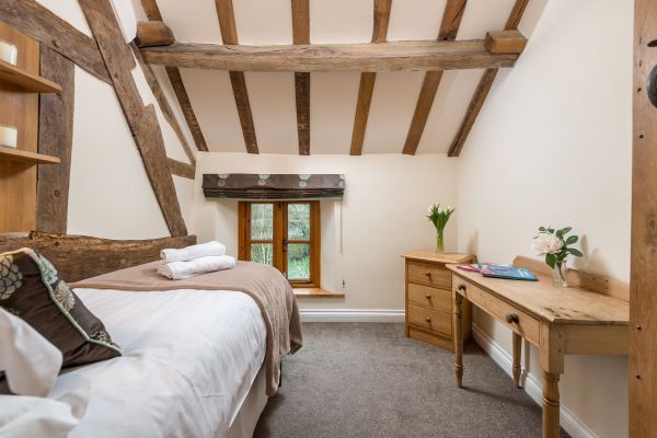 Sleeps 7+1, 5* Gold, Lovely clean Cottage in rural location with shared games room 