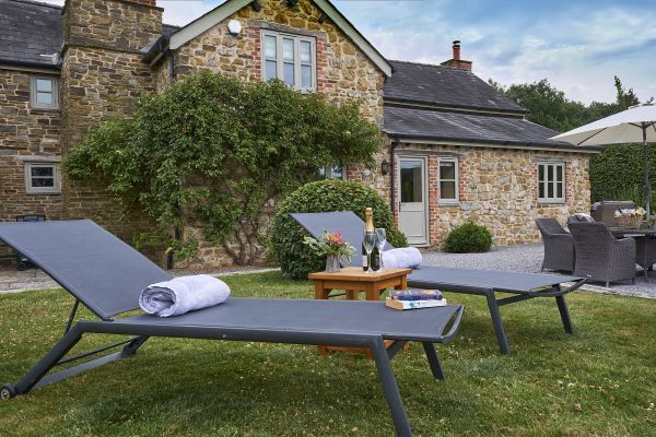 Sleeps 7+1, 5* Gold, Lovely clean Cottage in rural location with shared games room 