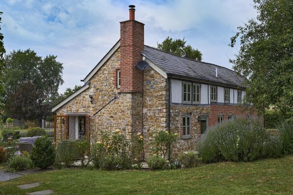 Sleeps 7+1, 5* Gold, Lovely clean Cottage in rural location with shared games room 