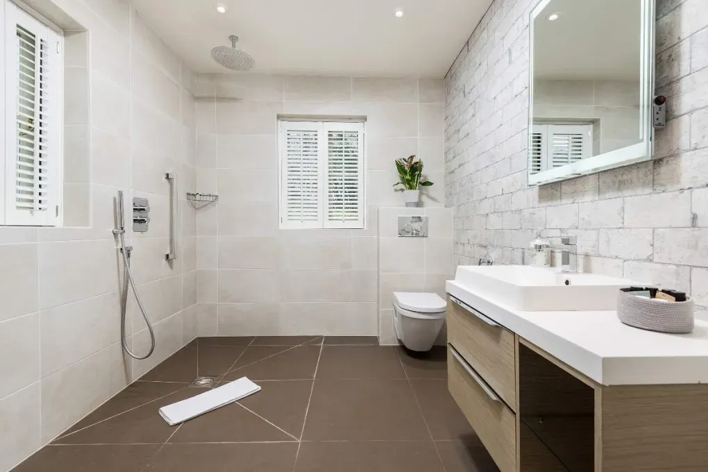 Luxury House, 5* Gold rated,sleeps 10+1 with a large garden, downstairs bedroom and wet room,  and a shared games room