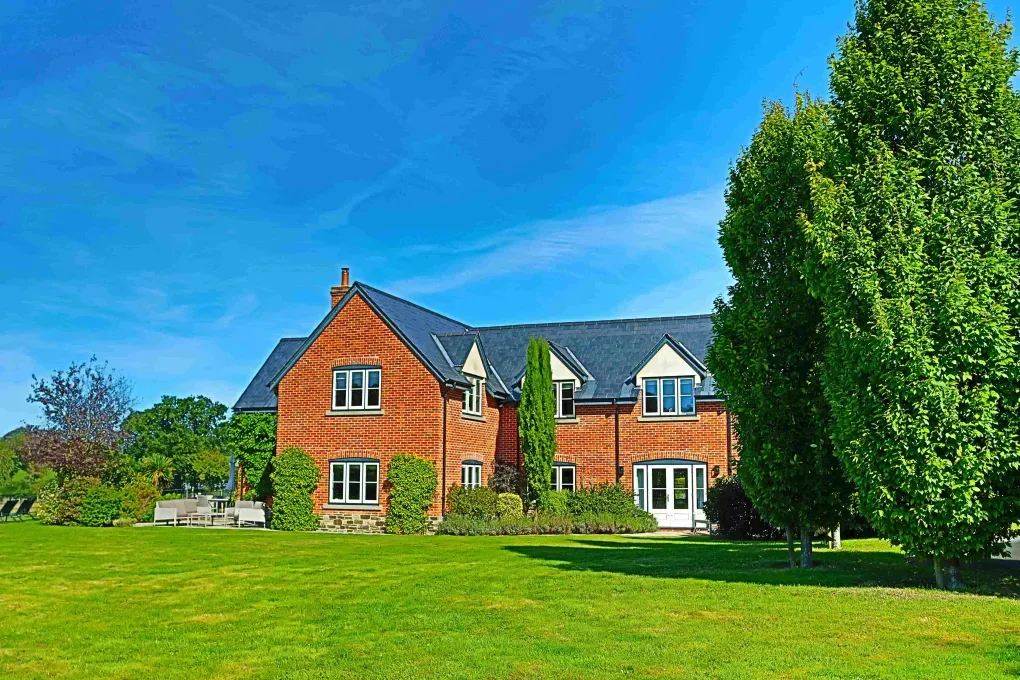 Luxury House, 5* Gold rated,sleeps 10+1 with a large garden, downstairs bedroom and wet room,  and a shared games room
