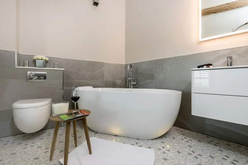 Sleeps 2, Romantic, Modern, Luxurious Cottage with garden, WiFi and Amazing Views