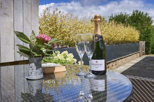 Sleeps 2, Romantic, Modern, Luxurious Cottage with garden, WiFi and Amazing Views
