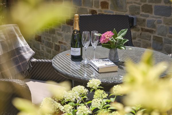 Sleeps 2, Romantic, Modern, Luxurious Cottage with garden, WiFi and Amazing Views