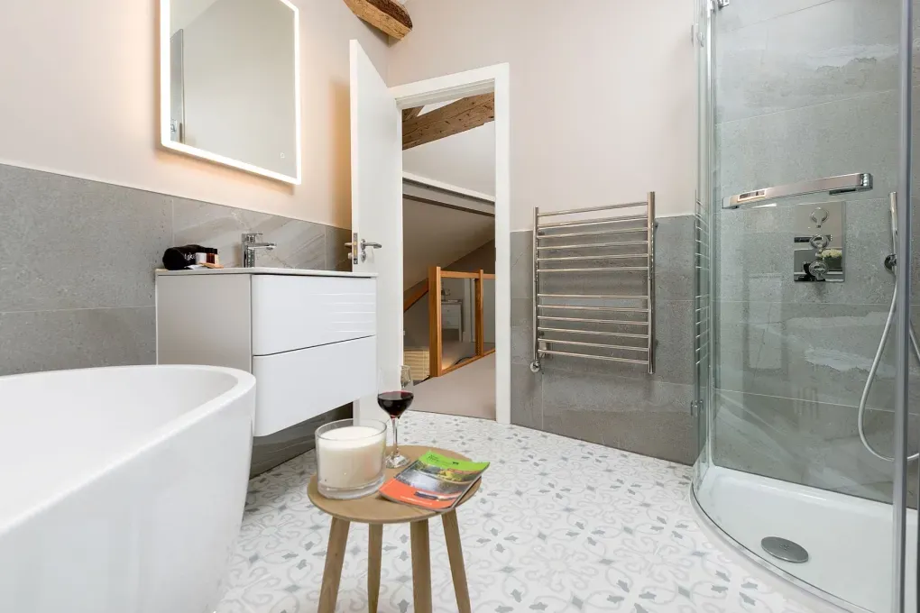 Sleeps 2, Romantic, Modern, Luxurious Cottage with garden, WiFi and Amazing Views