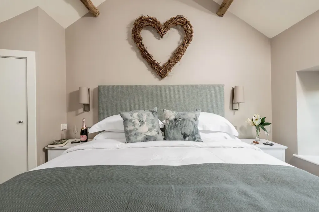 Sleeps 2, Romantic, Modern, Luxurious Cottage with garden, WiFi and Amazing Views