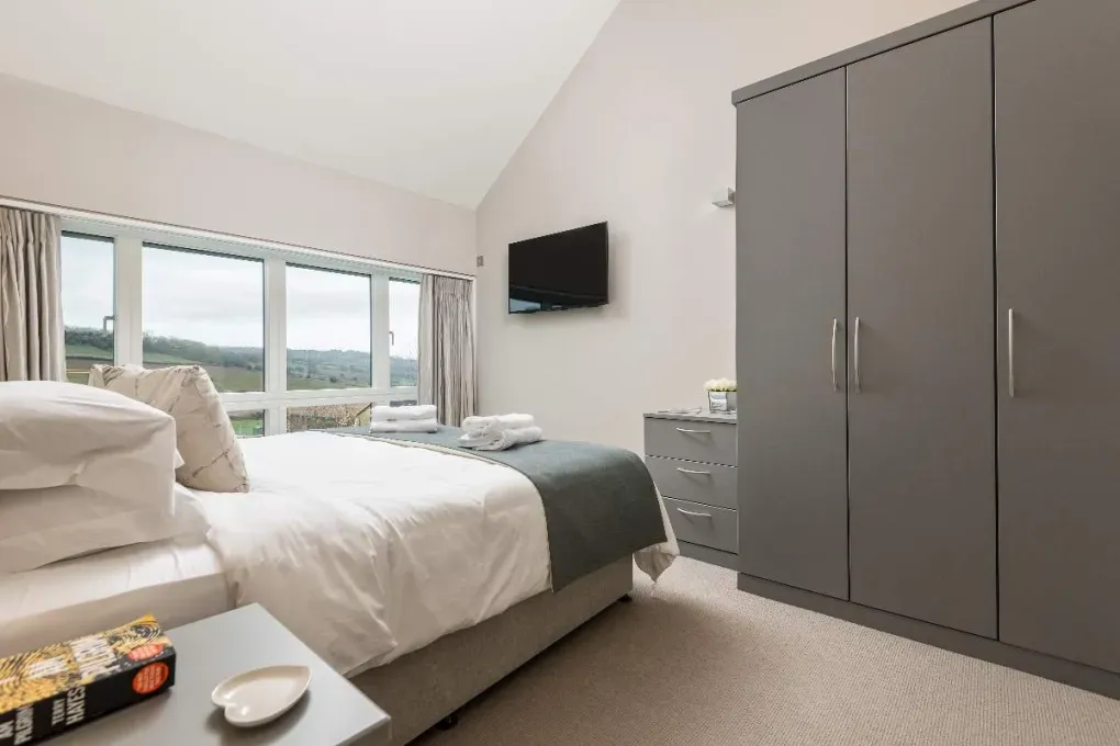 Sleeps 10, Gold Award Winning House, M1 rated, ideal for all generations with downstairs bedroom and wet room