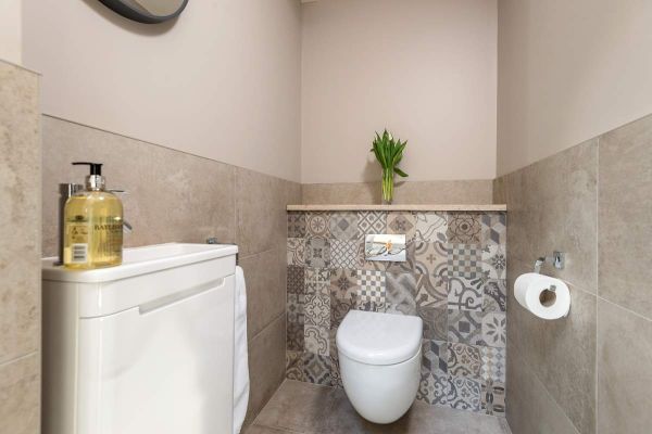 Sleeps 10, Gold Award Winning House, M1 rated, ideal for all generations with downstairs bedroom and wet room