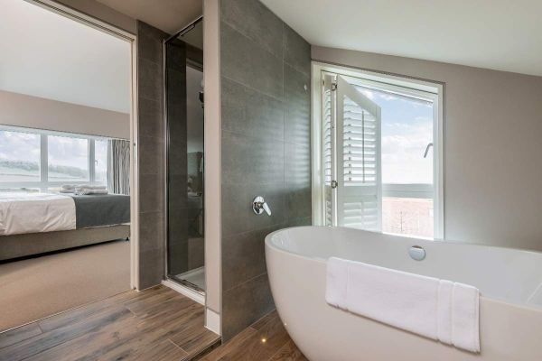 Sleeps 10, Gold Award Winning House, M1 rated, ideal for all generations with downstairs bedroom and wet room