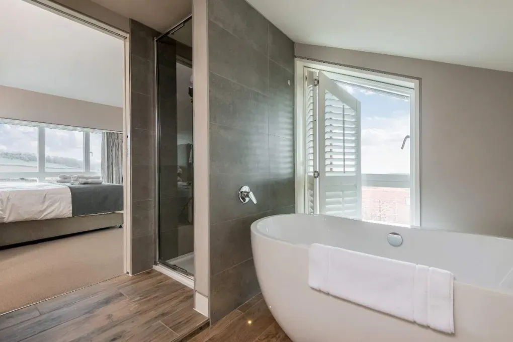 Sleeps 10, Gold Award Winning House, M1 rated, ideal for all generations with downstairs bedroom and wet room