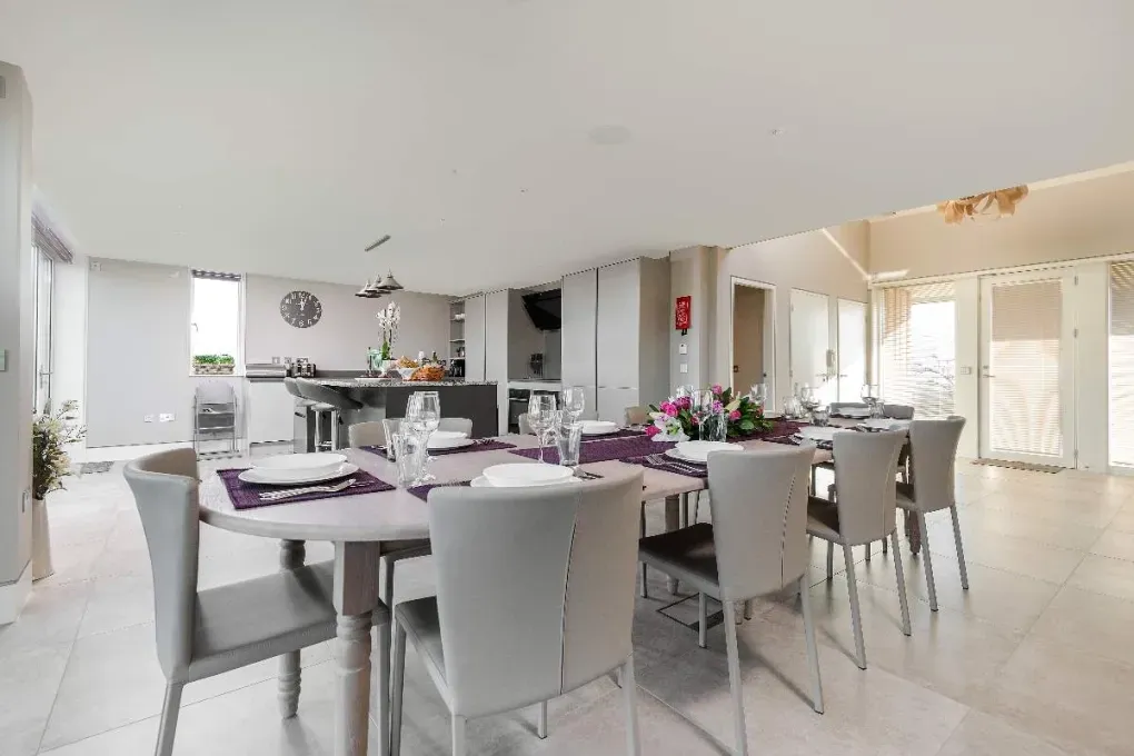 Sleeps 10, Gold Award Winning House, M1 rated, ideal for all generations with downstairs bedroom and wet room