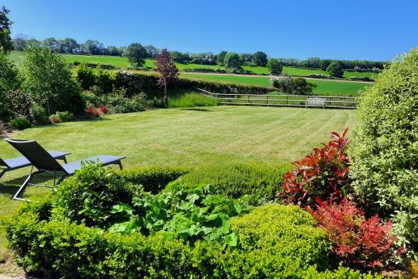 Sleeps 10, Gold Award Winning House, M1 rated, ideal for all generations with downstairs bedroom and wet room