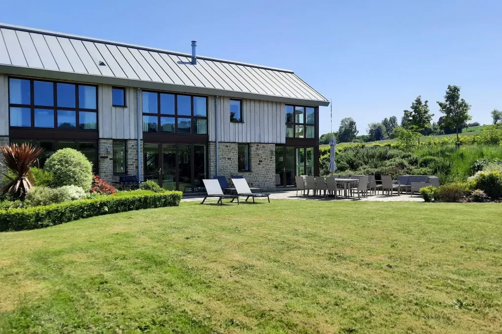 Sleeps 10, Gold Award Winning House, M1 rated, ideal for all generations with downstairs bedroom and wet room