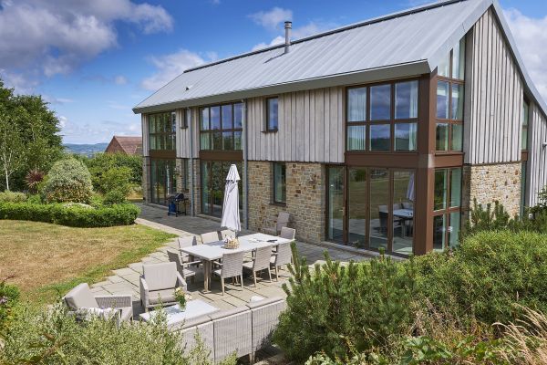 Sleeps 10, Gold Award Winning House, M1 rated, ideal for all generations with downstairs bedroom and wet room