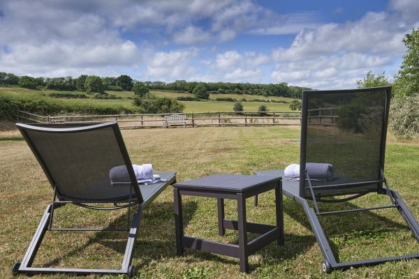 Sleeps 10, Gold Award Winning House, M1 rated, ideal for all generations with downstairs bedroom and wet room