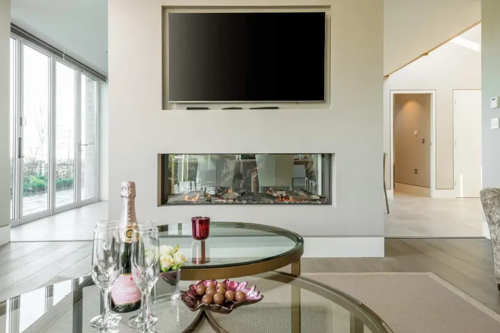 Sleeps 10, Gold Award Winning House, M1 rated, ideal for all generations with downstairs bedroom and wet room