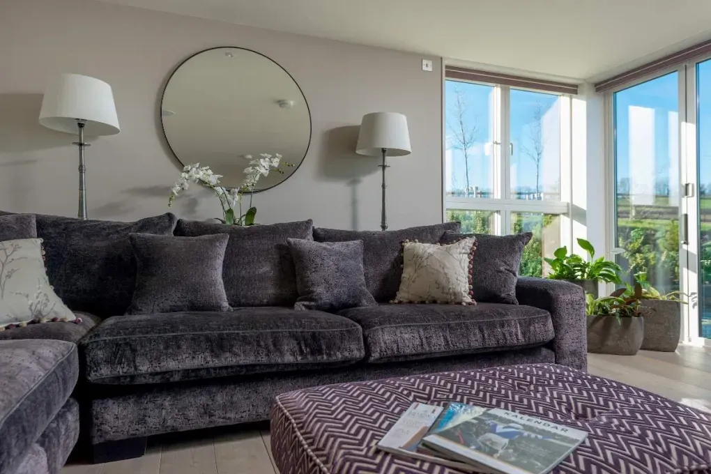 Sleeps 10, Gold Award Winning House, M1 rated, ideal for all generations with downstairs bedroom and wet room