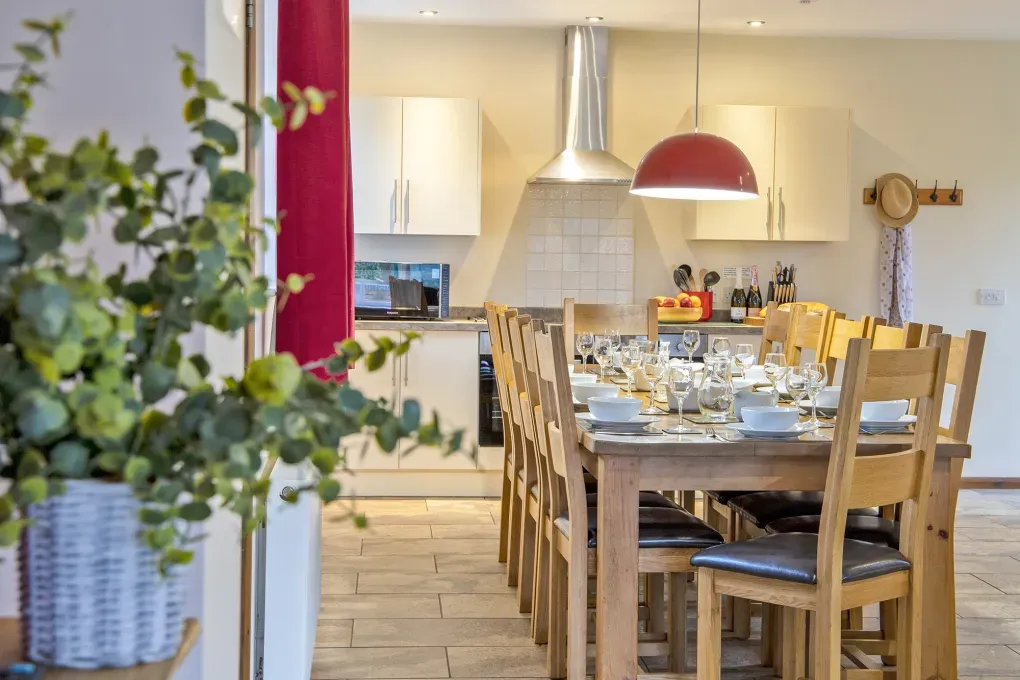 James's Parlour with exclusive use of shared Indoor Swimming Pool, Sports Court & Play Area