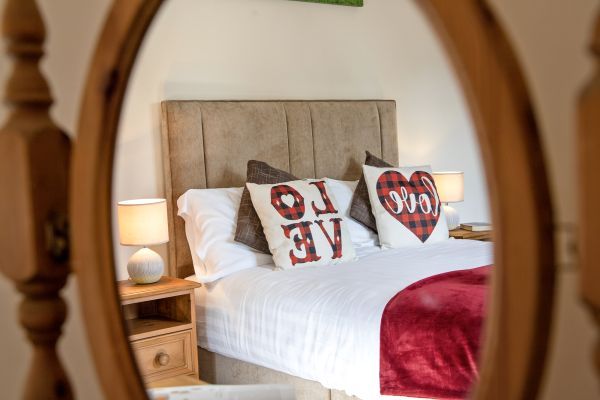 James's Parlour with exclusive use of shared Indoor Swimming Pool, Sports Court & Play Area