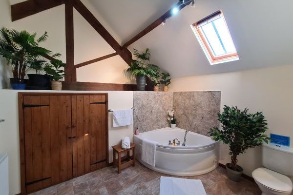 James's Parlour with exclusive use of shared Indoor Swimming Pool, Sports Court & Play Area