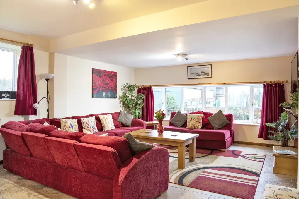 James's Parlour with exclusive use of shared Indoor Swimming Pool, Sports Court & Play Area