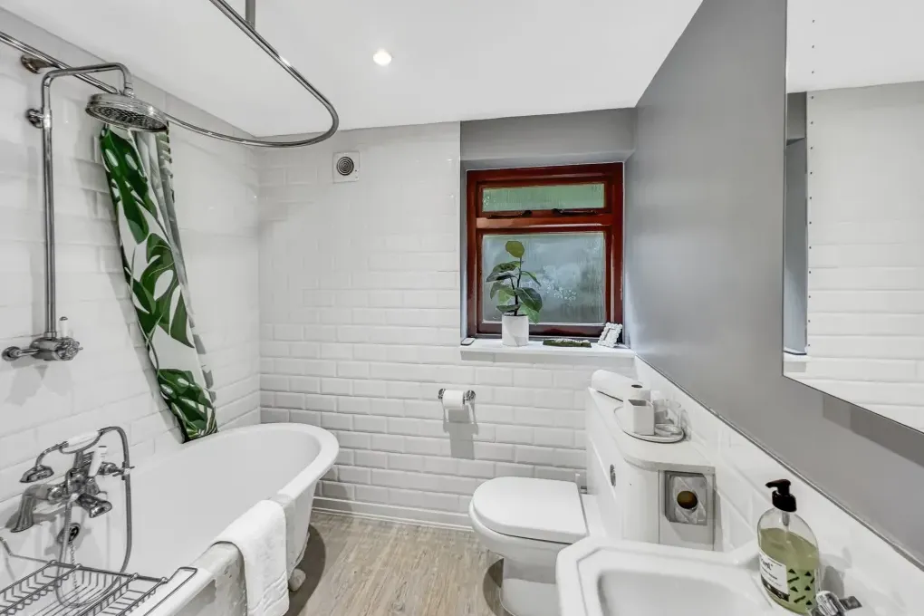 Luxury Sleeps 6 Grooms Cottage