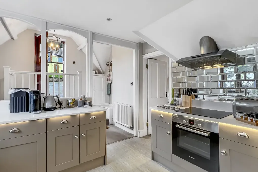 Luxury Sleeps 6 Grooms Cottage