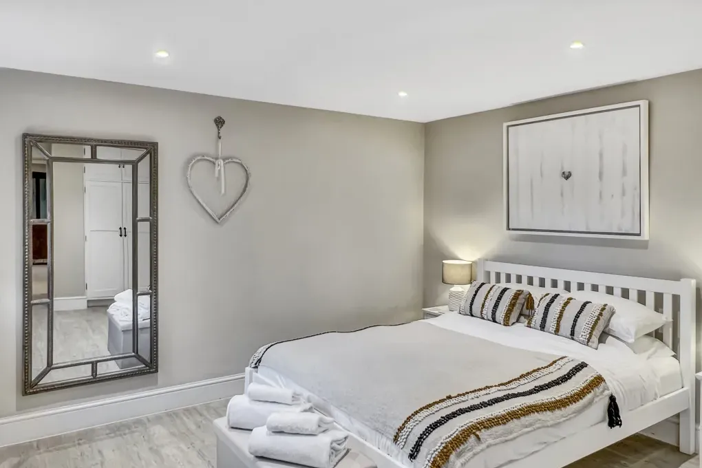 Luxury Sleeps 6 Grooms Cottage
