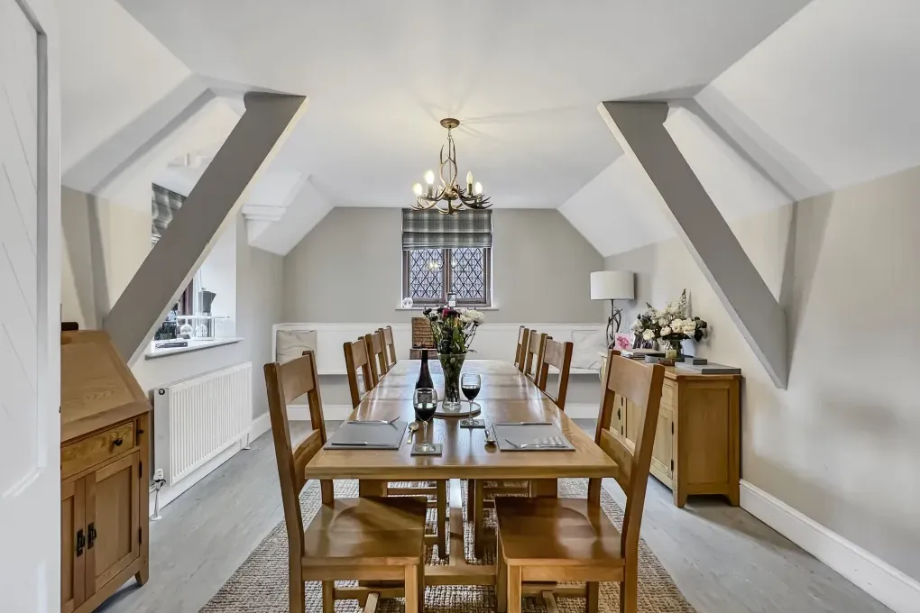 Luxury Sleeps 6 Grooms Cottage