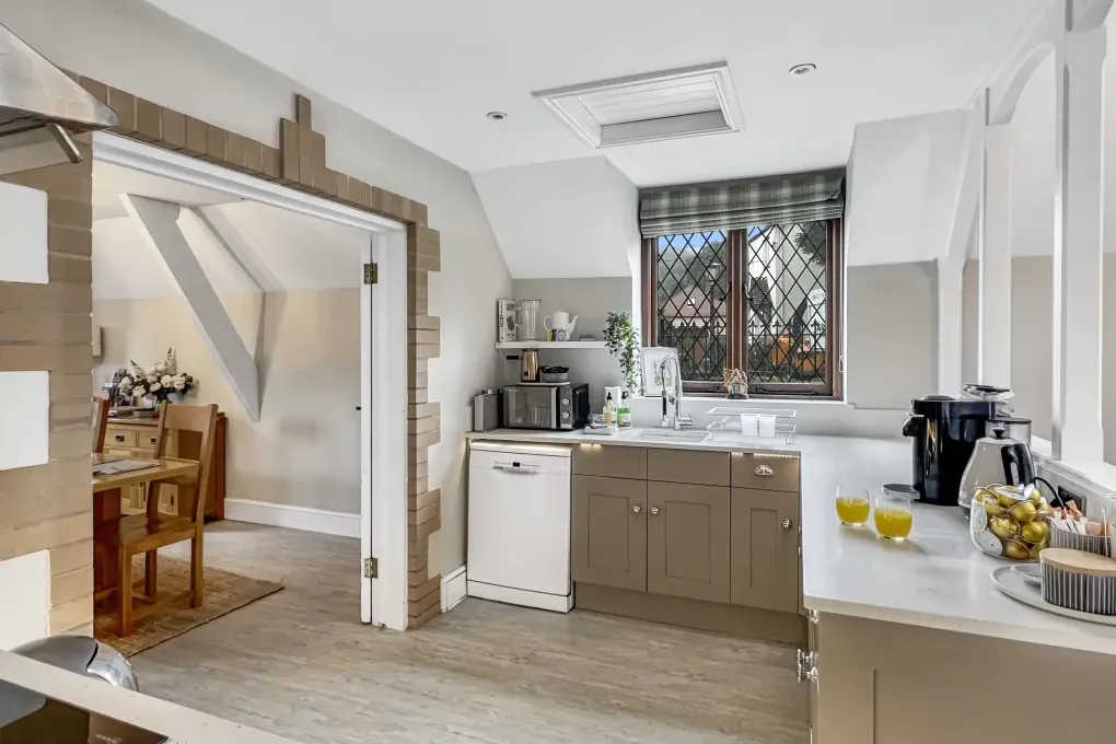 Luxury Sleeps 6 Grooms Cottage