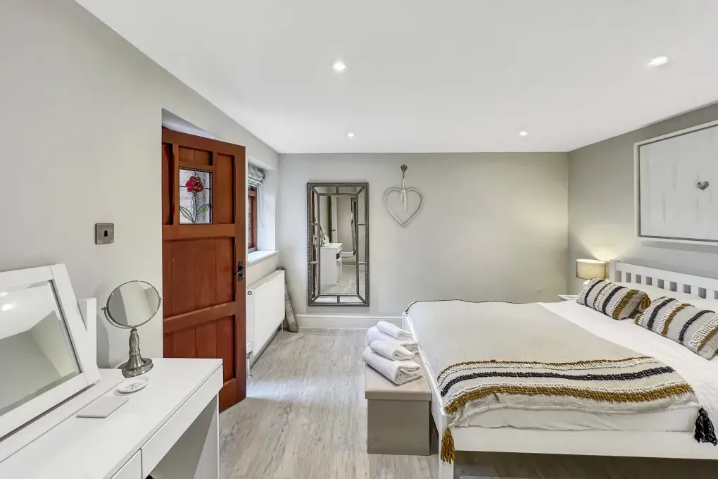 Luxury Sleeps 6 Grooms Cottage