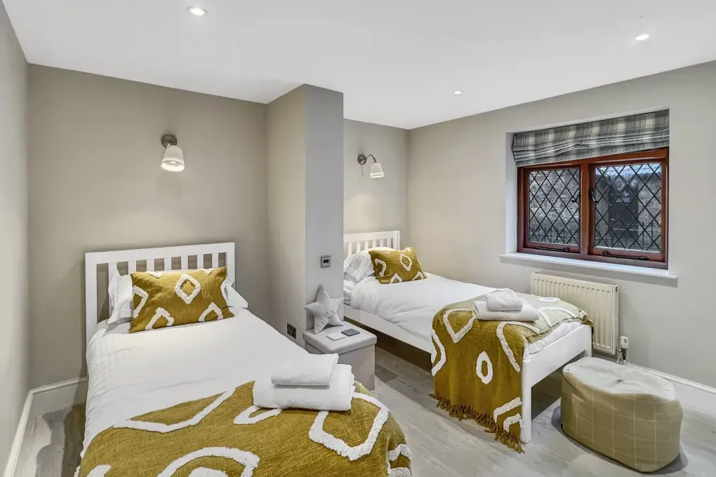 Luxury Sleeps 6 Grooms Cottage