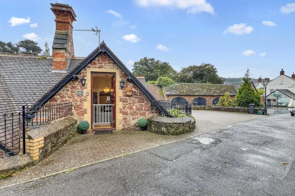Luxury Sleeps 6 Grooms Cottage
