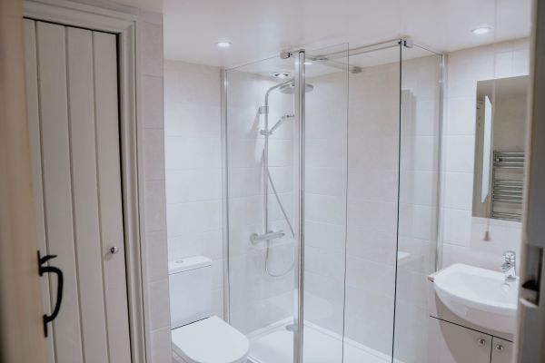 Shower room in Weathervane Cottage