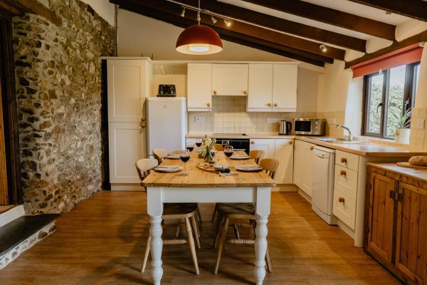 Kitchen & dining in Weathervane Cottage