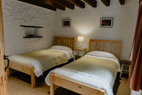 Twin bedroom in Weathervane Cottage