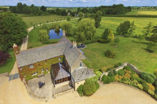 The Cotswold Manor Hall, Exclusive Hot-Tub, Games/Event Barns, 70 acres of Parkland