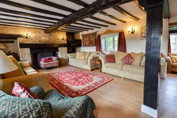 The Cotswold Manor Hall, Exclusive Hot-Tub, Games/Event Barns, 70 acres of Parkland