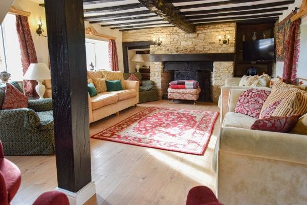 The Cotswold Manor Hall, Exclusive Hot-Tub, Games/Event Barns, 70 acres of Parkland