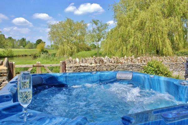 The Cotswold Manor Hall, Exclusive Hot-Tub, Games/Event Barns, 70 acres of Parkland