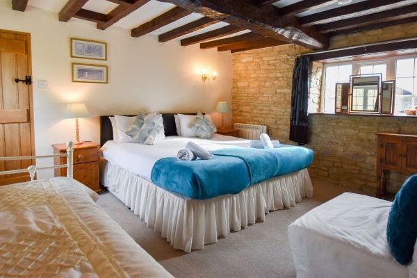 The Cotswold Manor Hall, Exclusive Hot-Tub, Games/Event Barns, 70 acres of Parkland