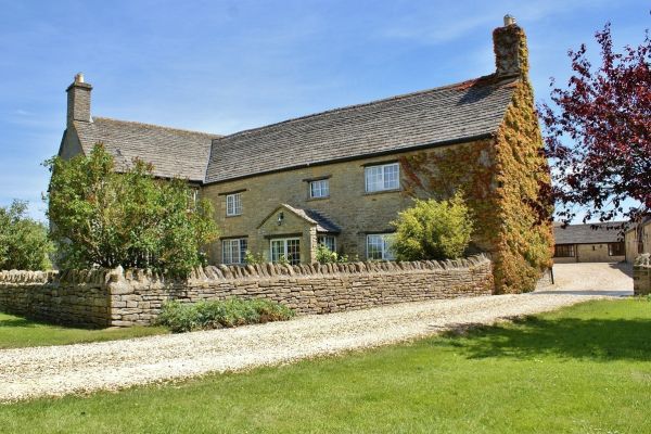The Cotswold Manor Hall, Exclusive Hot-Tub, Games/Event Barns, 70 acres of Parkland