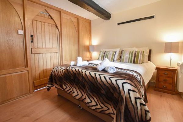 The Cotswold Manor Hall, Exclusive Hot-Tub, Games/Event Barns, 70 acres of Parkland