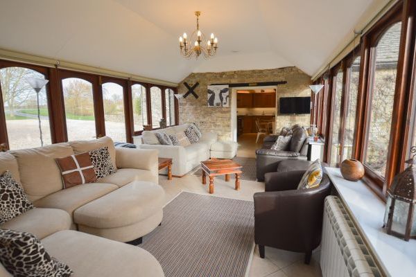 The Cotswold Manor Grange, Exclusive Hot-Tub, Games Barn, 70 acres of Parkland