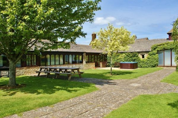 The Cotswold Manor Grange, Exclusive Hot-Tub, Games Barn, 70 acres of Parkland