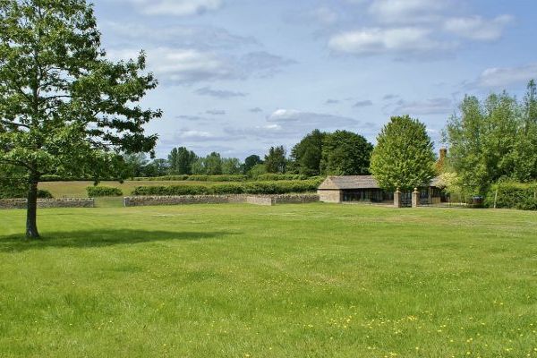 The Cotswold Manor Grange, Exclusive Hot-Tub, Games Barn, 70 acres of Parkland