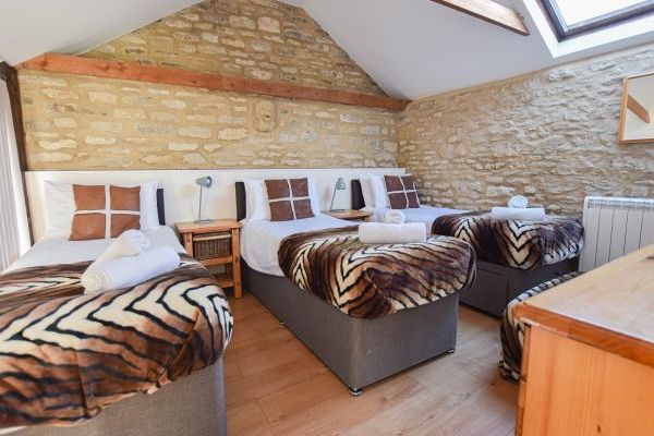 The Cotswold Manor Grange, Exclusive Hot-Tub, Games Barn, 70 acres of Parkland